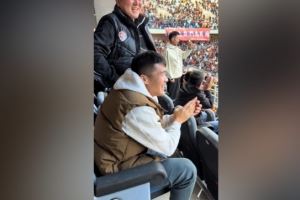 欢迎回家!记者:河南队钟义浩现场观战海牛,海牛进球后他很开心