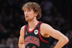 交学费!布泽利斯6投1中仅得4分4篮板 出现3次失误4次犯规