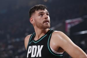 这一手真的猛!克林根本赛季至今狂揽65个前场篮板 高居联盟第一